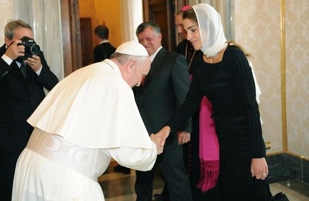 Paus Tundukkan Kepala ke Ratu Yordania Dituding Langgar Tradisi